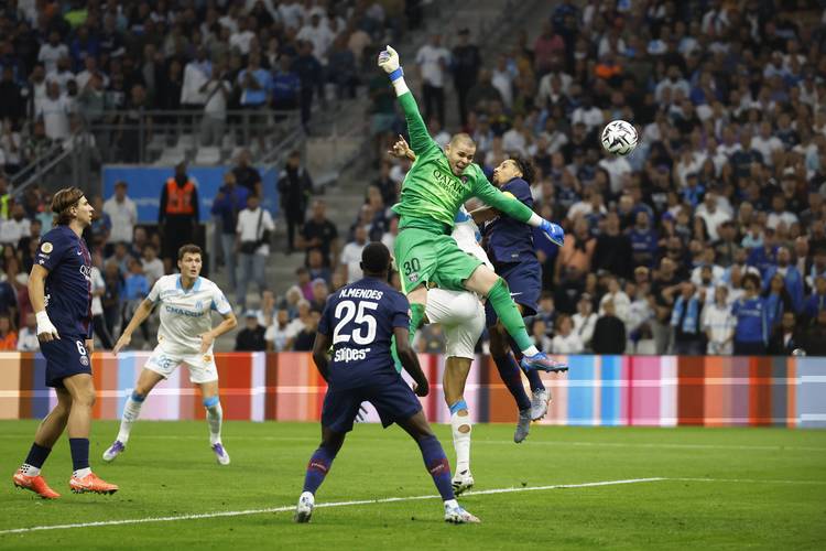 蓝军枪手 天王山之前 先在欧冠褪一层皮吧（天王山前，蓝军与枪手先在欧冠受一场硬仗洗礼）