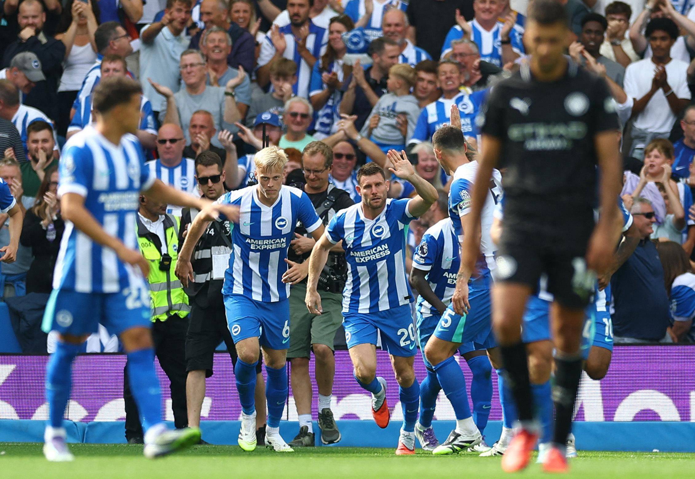 杰伦·约翰逊半场三双创纪录，成道格·里弗斯后首人（杰伦·约翰逊半场砍下三双刷新纪录，成为里弗斯以来第一人）