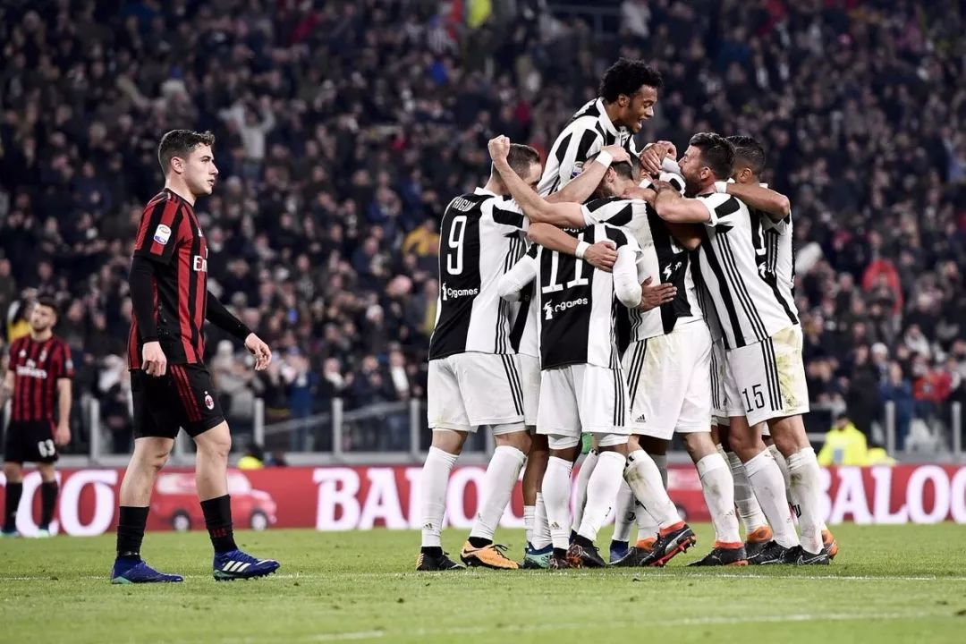 球迷看得手心冒汗（心跳时刻，球迷直捏一把汗）