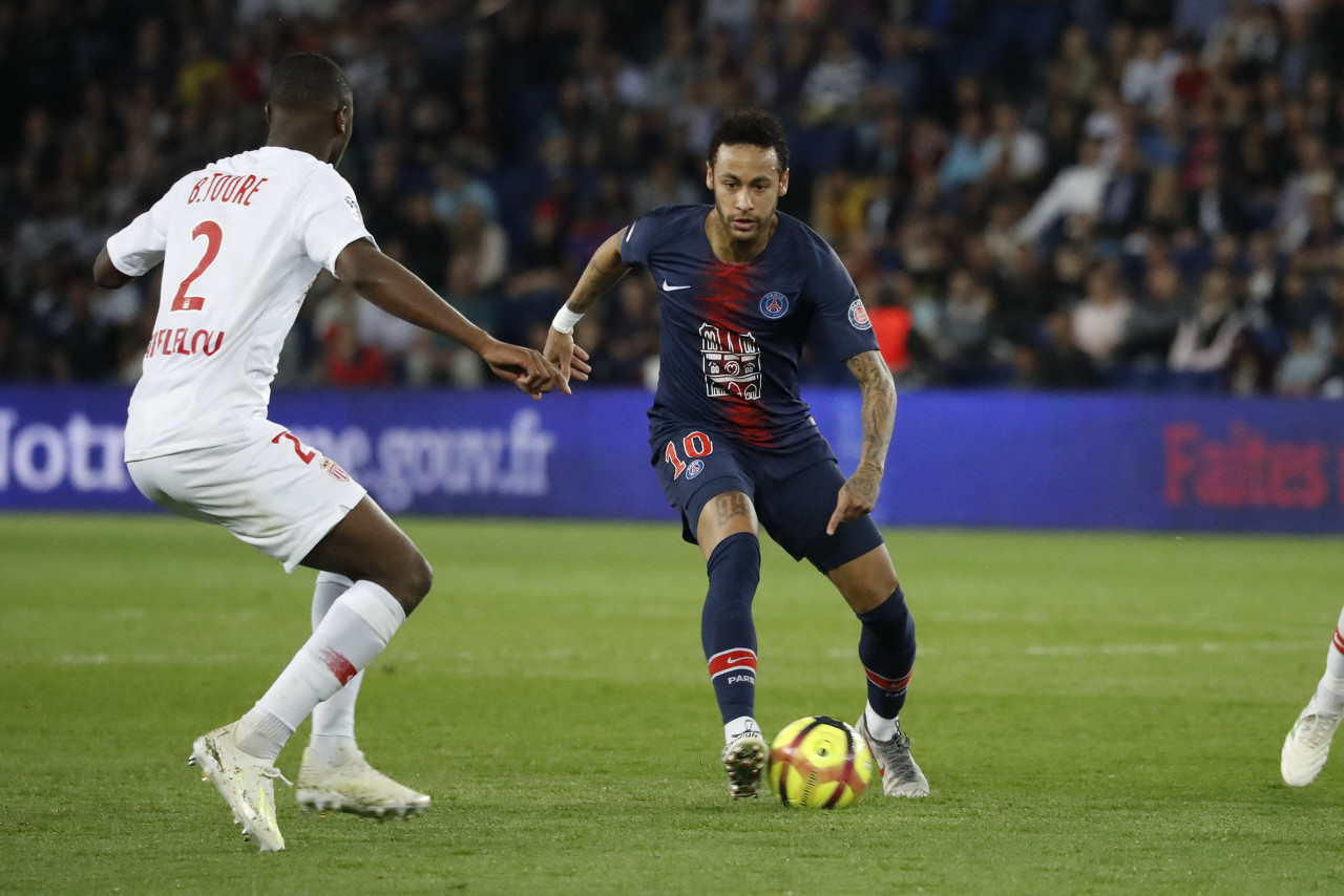 费迪南德之子洛伦兹签下首份职业合同，新赛季为布莱顿U21效力（费迪南德之子洛伦兹完成职业首签，新赛季将代表布莱顿U21出战）