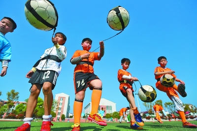 英超：曼城主场3-1击败布莱顿（英超：曼城主场3-1力克布莱顿）