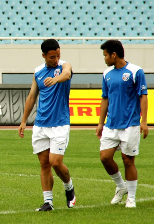 西蒙斯：很开心见到孙兴慜，他是热刺传奇&我很荣幸继承7号（西蒙斯：见到孙兴慜很开心，他是热刺传奇，能接过7号我深感荣幸）