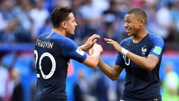 德天空：切尔西仍未正式报价西蒙斯，莱比锡坚持7000万欧要价（德天空：切尔西尚无西蒙斯正式报价，莱比锡坚守7000万欧标价）