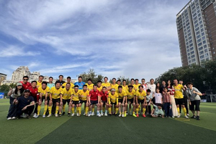 姆巴佩将带着一根手指骨折比赛，他的坚韧精神点燃球迷热情（姆巴佩手指骨折仍将出战，顽强斗志点燃球迷激情）