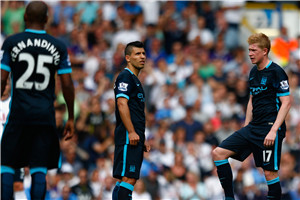 巴萨后防失误不断（巴萨防线频频出错）