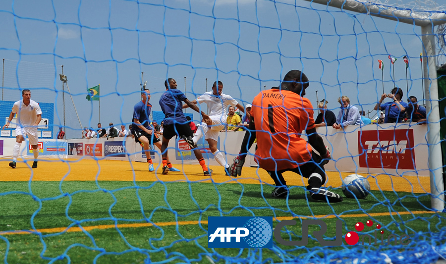 收到国足纪念球衣，尹鸿博：感谢祖国，为国出战是最大骄傲（获赠国足纪念球衣，尹鸿博致谢祖国：为国而战最荣耀）