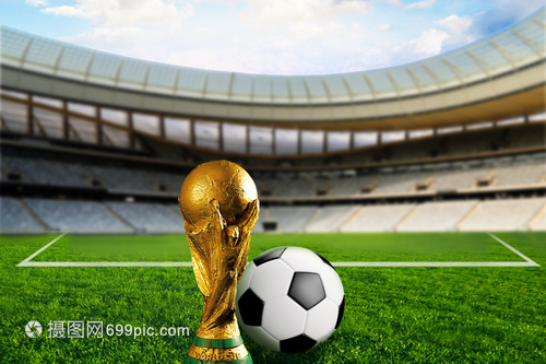 摄像机记录姆巴佩场上语言：向裁判索要解释、让贝林进行压迫（镜头捕捉姆巴佩场上交流：向裁判要解释，指挥贝林前场施压）