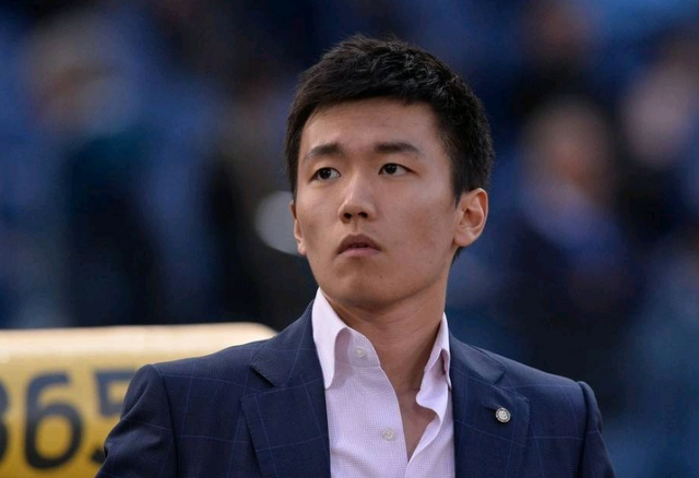 来砸场子的？几位C罗球迷现身梅西印度行看台，被安保请出场（几名C罗球迷亮相梅西印度行看台，随后被安保请离场）