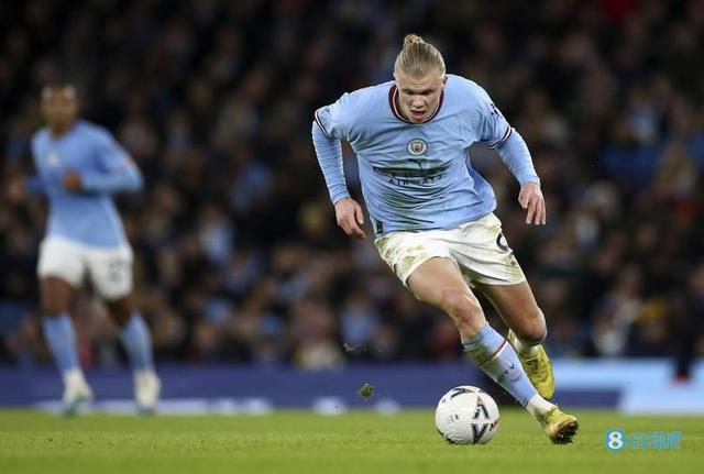 前阿森纳与切尔西后卫赞Declan Rice是顶级中场，却认为巴黎圣日耳曼的Vitinha更胜一筹（前阿森纳、切尔西后卫称赖斯已是顶级中场，但更看好巴黎的维蒂尼亚）